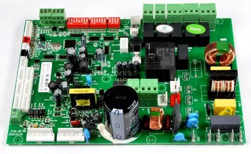 Eine grüne Remko RK Steuerplatine KWD 70 EC (1106796) mit elektronischen Bauteilen, Anschlüssen und Etiketten, die auf einer weißen Oberfläche liegt.