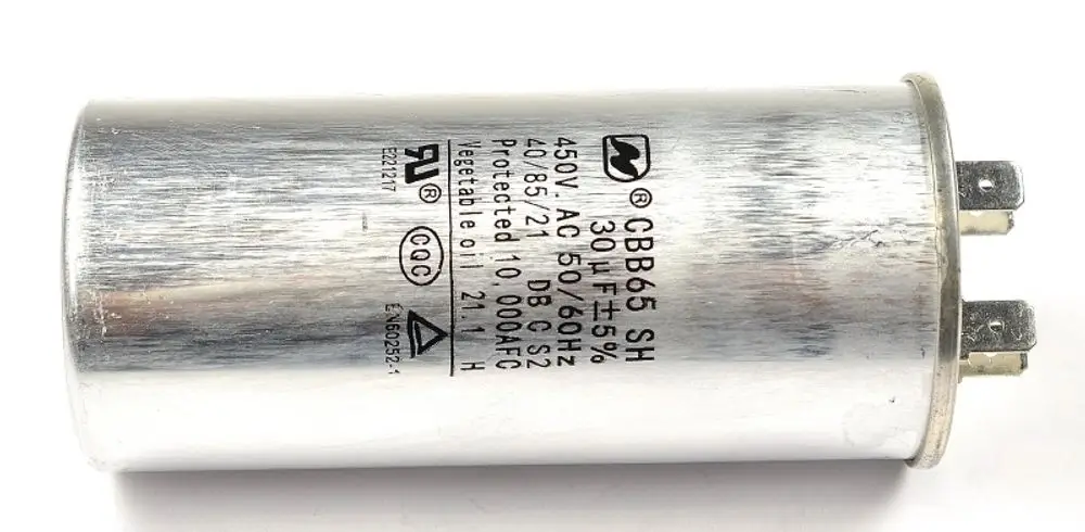 Ein zylindrischer, silberfarbener Kondensator mit Anschlüssen an einem Ende und Beschriftungen wie "450V", "30µF", "CBB65" und verschiedenen Zertifizierungslogos.