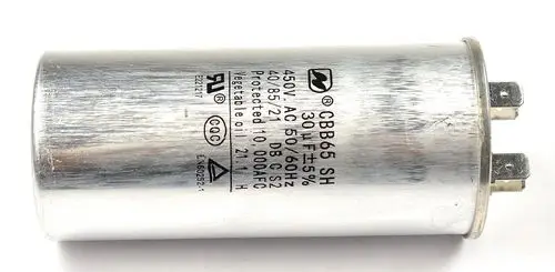 Ein zylindrischer, silberfarbener Kondensator mit Anschlüssen an einem Ende und Beschriftungen wie "450V", "30µF", "CBB65" und verschiedenen Zertifizierungslogos.