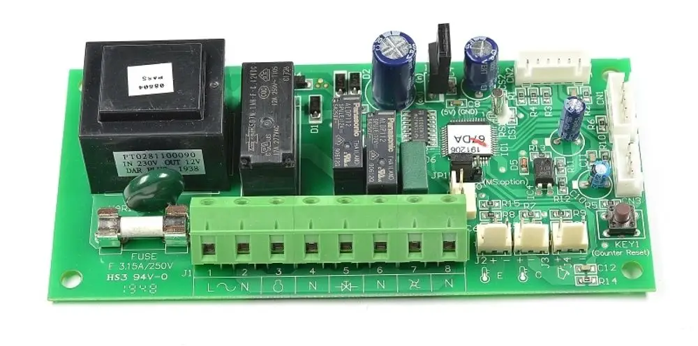Nahaufnahme einer grünen Remko RK Steuerplatine LTE 50-80 Eco (1108874) mit elektronischen Bauteilen, Anschlüssen und Beschriftungen.