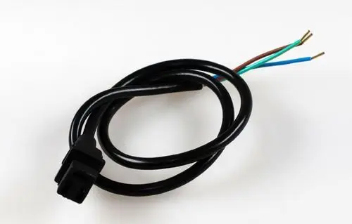 Nahaufnahme eines schwarzen Remko RK Anschlusskabels KBVS MV, 1102825, auf weißem Hintergrund. Das Kabel hat einen Stecker an einem Ende und freiliegende Drähte in Braun, Grün und Blau am anderen Ende.