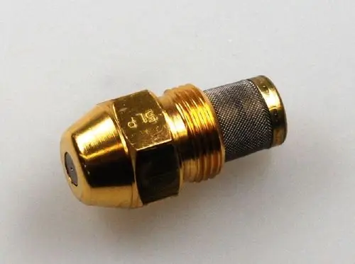 Nahaufnahme einer goldenen Öldüse von Remko RK mit der Beschriftung 2.75/60 Grad S Danfoss.