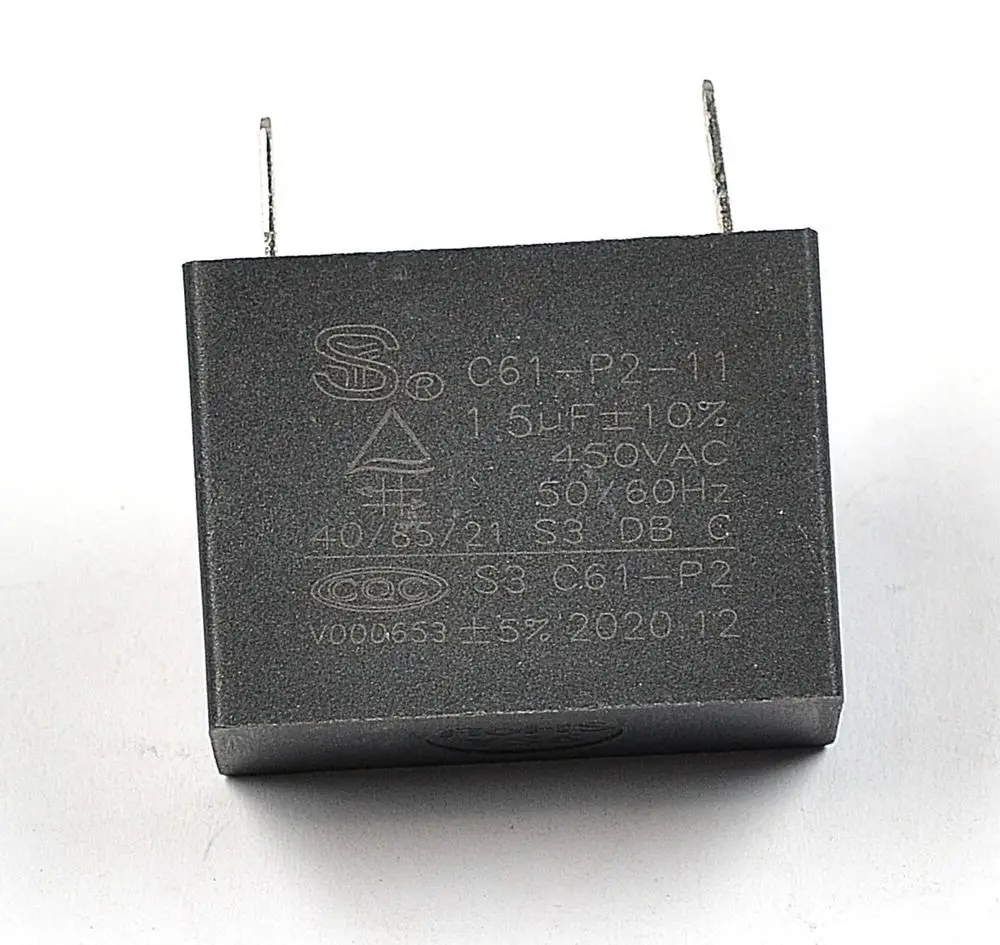 Ein Kondensator mit der Aufschrift "C61-P2-11, 1.5uF +-10%, 450VAC, 50/60Hz".