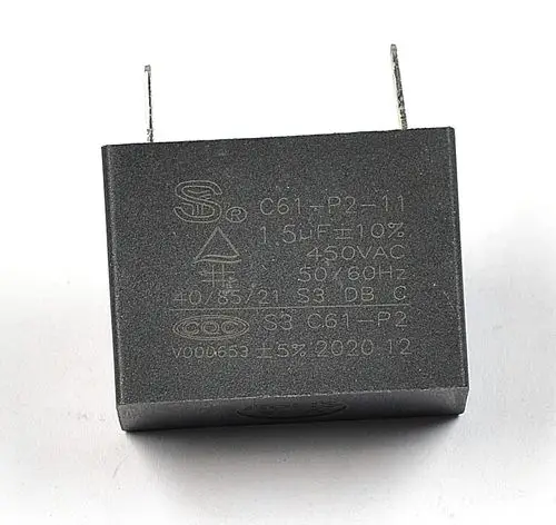 Ein Kondensator mit der Aufschrift "C61-P2-11, 1.5uF +-10%, 450VAC, 50/60Hz".