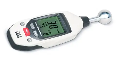 Remko Feuchtemessgerät FG-1 mit digitaler Anzeige, einem silbernen Kugelsensor und Bedienelementen für Messung, Einstellung und Navigation. Auf dem Display sind Messwerte für MAX, MIN und der Trockenheitsgrad sichtbar.