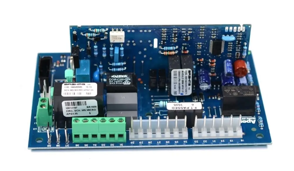 Nahaufnahme einer blauen Remko RK Platine GPS 15-75, Modell 1119800, mit verschiedenen elektronischen Bauteilen.

