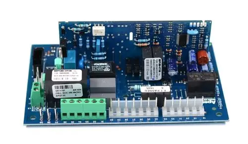 Nahaufnahme einer blauen Remko RK Platine GPS 15-75, Modell 1119800, mit verschiedenen elektronischen Bauteilen.

