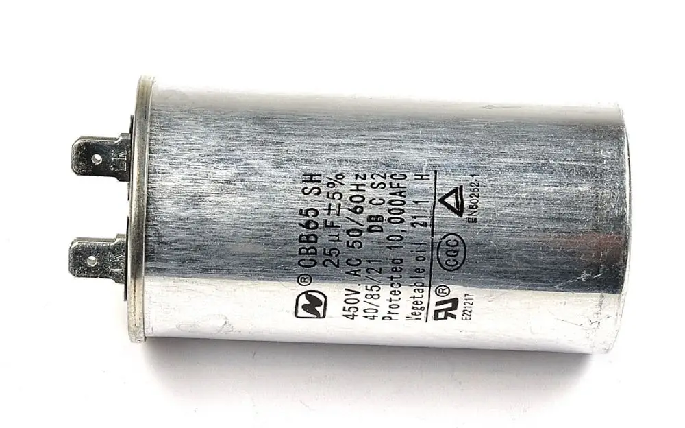 Silberner Kondensator mit der Aufschrift CBB65 SH, 25 µF ±5 %, 450V AC 50/60Hz, 40/85/21 DB C S2.