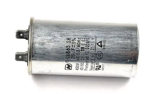 Silberner Kondensator mit der Aufschrift CBB65 SH, 25 µF ±5 %, 450V AC 50/60Hz, 40/85/21 DB C S2.