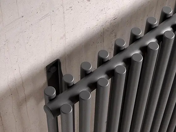 Detailaufnahme eines grauen Kermi Bad- und Wohnheizkörpers Pio an einer Betonwand.