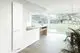 Moderner Kermi Bad- und Wohnheizkörper Niva T21 in weiß, eingebettet in ein helles Interieur.