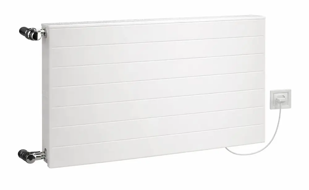 Kermi x-flair Line Wärmepumpen-Kompaktheizkörper, Typ 33, weiß, mit horizontalen Linien und seitlichen Anschlüssen, an eine Steckdose angeschlossen.