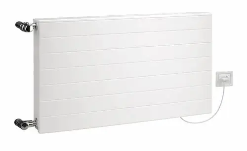 Kermi x-flair Line Wärmepumpen-Kompaktheizkörper, Typ 33, weiß, mit horizontalen Linien und seitlichen Anschlüssen, an eine Steckdose angeschlossen.
