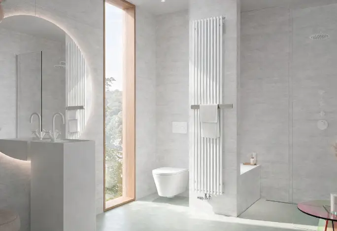 Helles Badezimmer mit Spiegel, Fenster, WC, Handtuchheizkörper mit Handtuchbügel und Dusche.