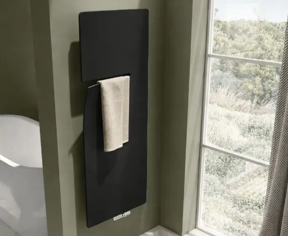 Kermi Ineo Bad- und Wohnheizkörper in Onyx, 1800x600x84 mm, rechts, mittiger Anschluss, mit Handtuch.