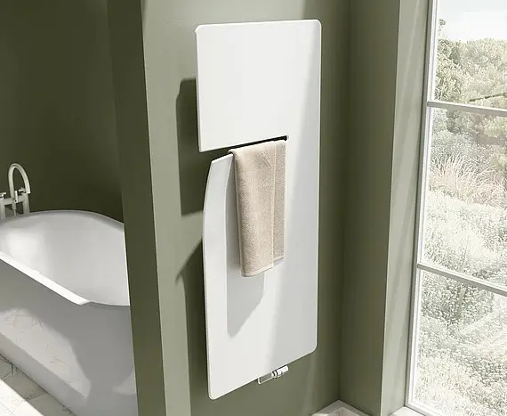 Kermi Bad- und Wohnheizkörper Ineo in Strukturweiß an grüner Wand neben Badewanne.