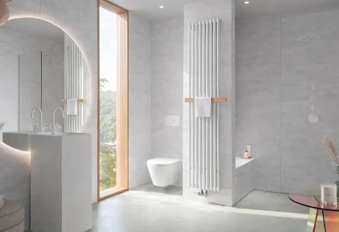 Modernes Badezimmer mit weißem Kermi Pio plus Badheizkörper mit Handtuchbügel aus Holz.