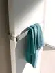 Kermi Rubeo E Elektroheizkörper mit Handtuch darüber in einem Badezimmer.