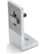 Aluminiumbasis mit Rillenstruktur und Montageloch. Enthält eine integrierte Klemmvorrichtung. Typisches Produkt von Renusol für Montagesysteme.