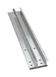 Aluminium-Montageprofil von Esdec für Trapezblechdächer im Hochformat, mit mehreren Befestigungslöchern zur Montage.