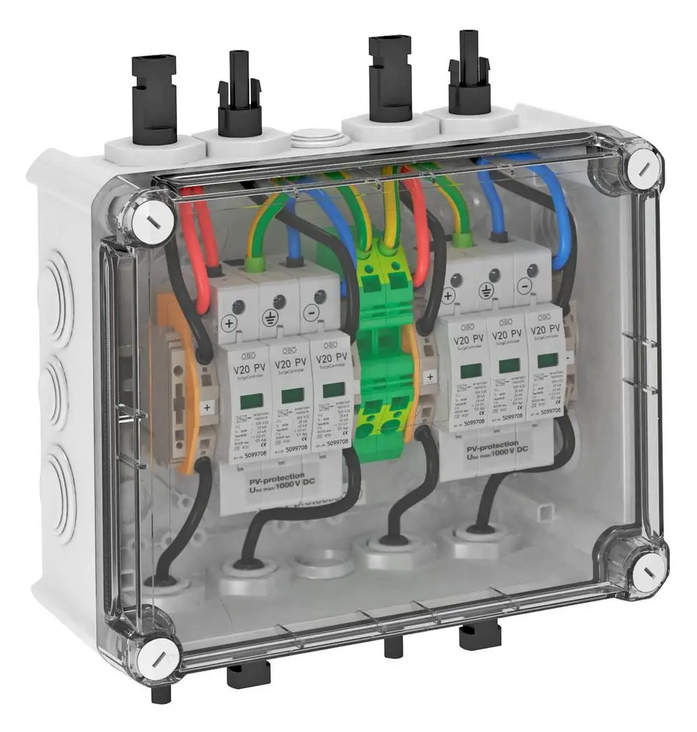 Generatoranschlusskasten von OBO Bettermann mit transparentem Gehäuse und farbigen Kabeln, Schutzvorrichtungen und Anschlüssen für Solaranlagen.