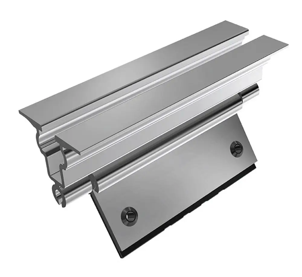 Aluminium-Rack von SL Rack mit trapezförmigem Profil, ausgestattet mit einer beweglichen Klappe und Schrauben zur Befestigung. Edelstahloptik.