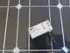 Temperatursensor von MYPV, verbunden über USB, montiert auf einer Sonnenkollektoreinheit. Das Gerät ist auf einem dunkelgrauen Hintergrund platziert.