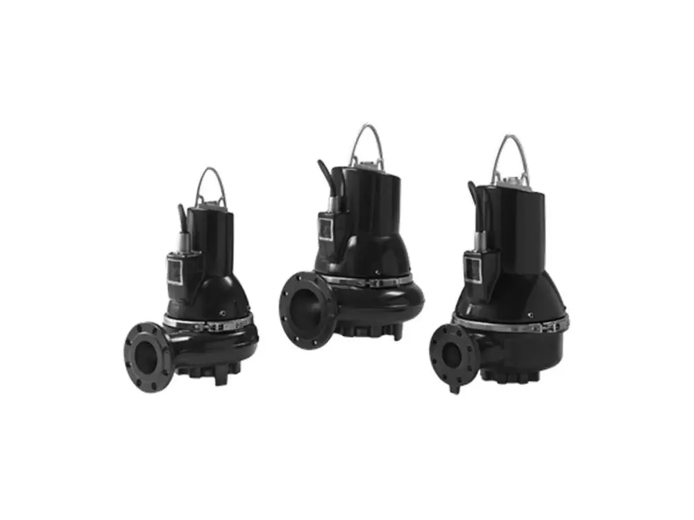 Drei Tauchmotorpumpen in schwarzer Ausführung, mit unterschiedlichen Größen und Anschlussflanschen, hergestellt von Grundfos.