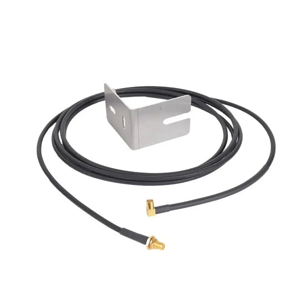 Antennen Kit mit einem Halter aus Metall und zwei SMA-Kabeln, die zur Verbindung mit Geräten verwendet werden können. Kabel mit verschiedenen Anschlussarten sichtbar.