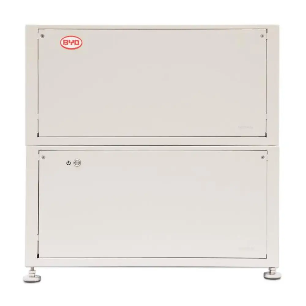 Weißes, zweigeteiltes Gehäuse von BYD, vermutlich für eine Batterieanwendung, mit zwei identischen Türen und einem power-symbol auf der unteren Einheit.