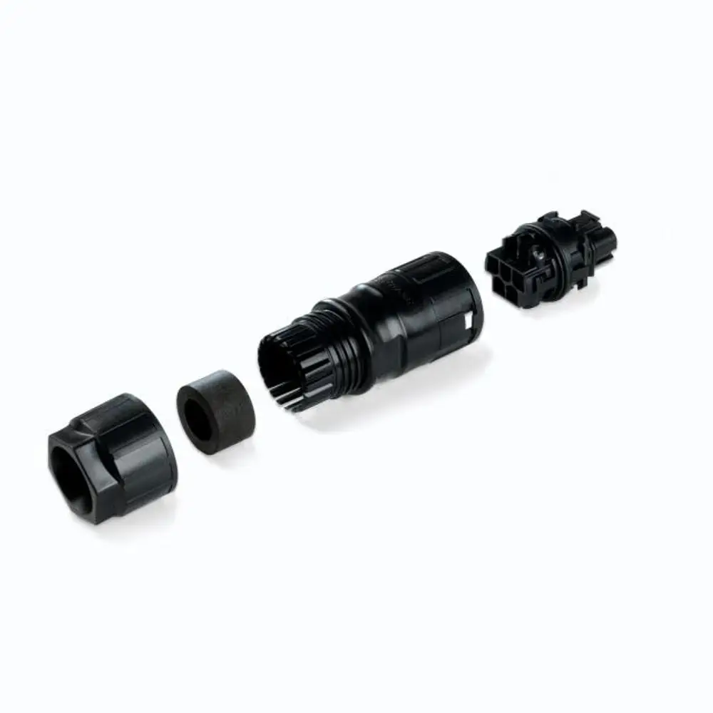 Schwarze Steckverbindung bestehend aus mehreren Komponenten, darunter ein zylindrischer Stecker und ein Adapter. Geeignet für eine dreiphasige Anwendung, Marke Enphase.