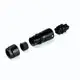 Schwarze Steckverbindung bestehend aus mehreren Komponenten, darunter ein zylindrischer Stecker und ein Adapter. Geeignet für eine dreiphasige Anwendung, Marke Enphase.