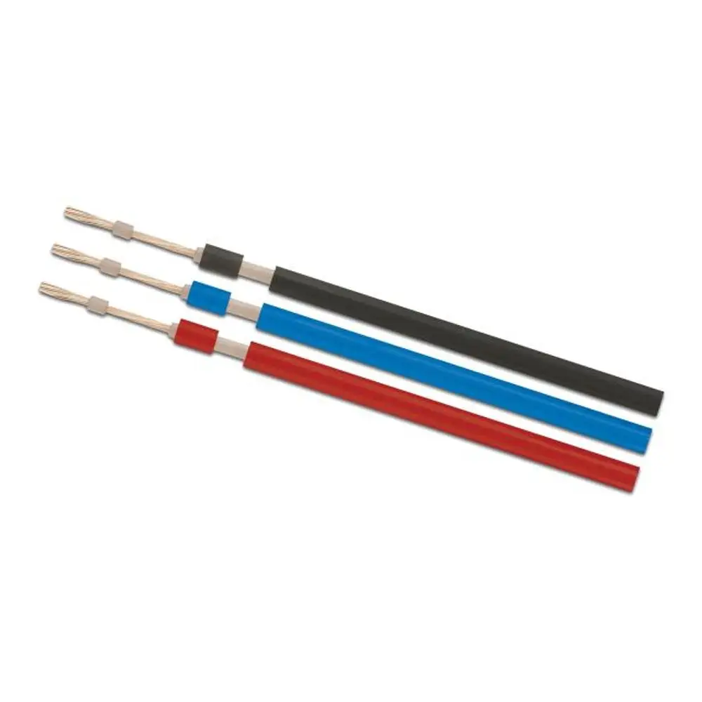 Drei elektrisch isolierte Drähte in Schwarz, Blau und Rot, jeweils mit offenen Enden und Verbindungselementen. Hergestellt von Helukabel.