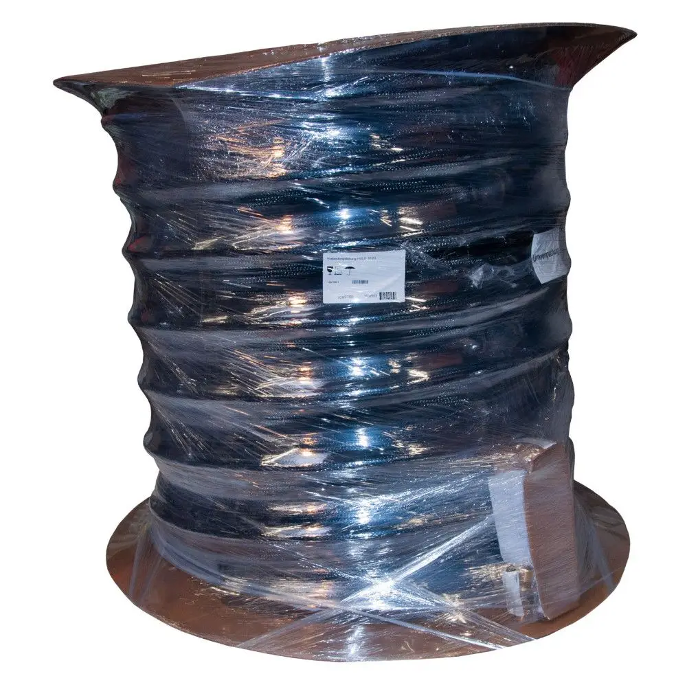 Schwarze Hydraulikleitung auf einer Holzspule, mit Folie umwickelt. Aufkleber mit Markennamen Novelan sichtbar.