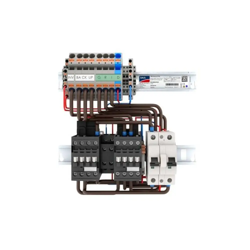 SMA Backup 3P Kit mit mehreren Verbindungen und Sicherungselementen, dargestellt in einem kompakten Layout zur Energieverwaltung und -verteilung.