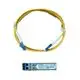 Lichtwellenleiterkabel mit SC/APC-Steckern in gelber Umhüllung, verbunden mit einer SFP-Transceiver-Einheit der Marke HUAWEI.