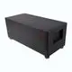 Schwarze Batteriebox mit der Marke BYD, rechteckiger Form, für die Installation von Batteriemodulen, mit vorderem Anschlussbereich und stabilen Füßen.