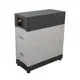 BYD-Batteriespeicher mit zwei Batteriemodulen, einem Sockel und einem Deckel. Das Gerät hat eine kompakte, rechteckige Form und ist in Grau und Weiß gehalten.