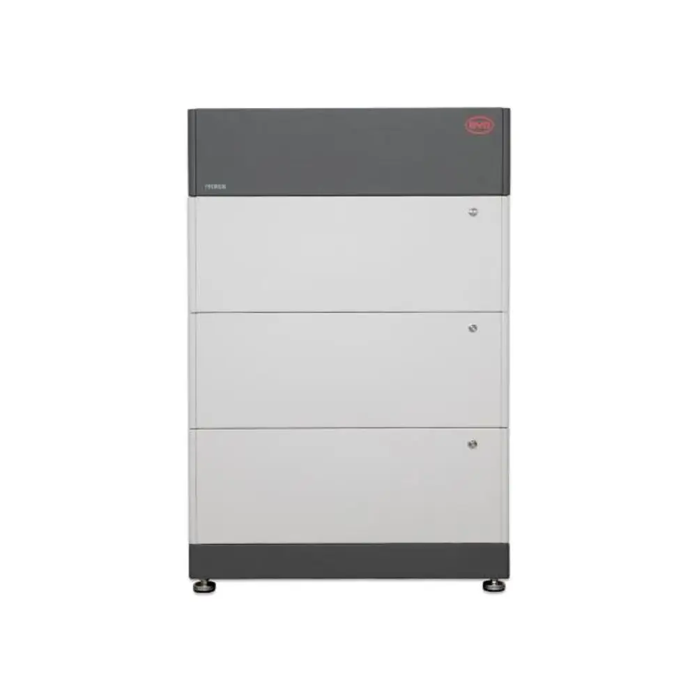 BYD-Batteriespeicher in vertikaler Bauweise, mit drei modularen Komponenten und einem oberen sowie unteren Abschluss. Oberfläche in hellen Tönen mit grauem Deckel.