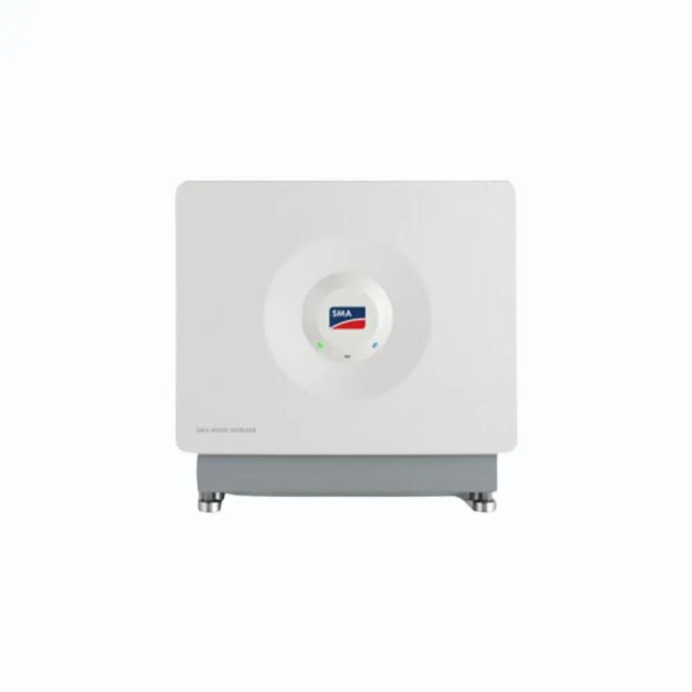 SMA Heimspeicher in weißer, quadratischer Form mit zentralem Bedienfeld und LED-Anzeigen. Stehend auf einem grauen Sockel.
