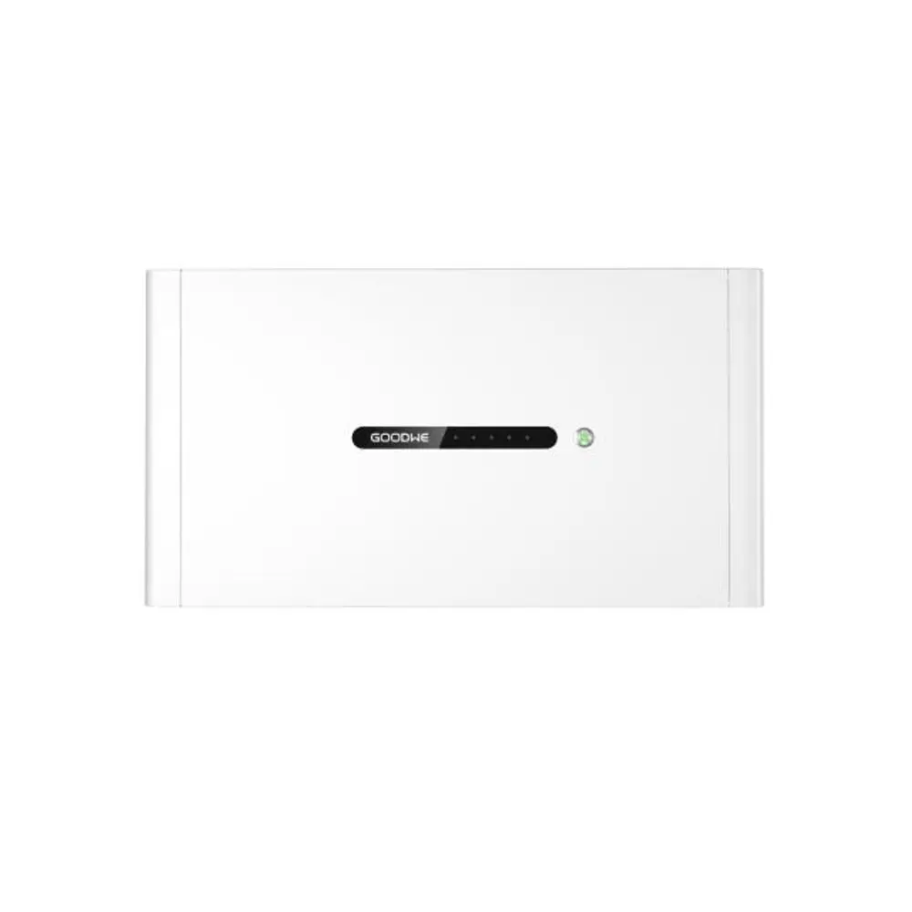 Weißes Batteriemanagement-System mit schwarzer Frontplatte, das den Markennamen "GoodWe" trägt, und mehreren LED-Anzeigen für den Speichermodellstatus.