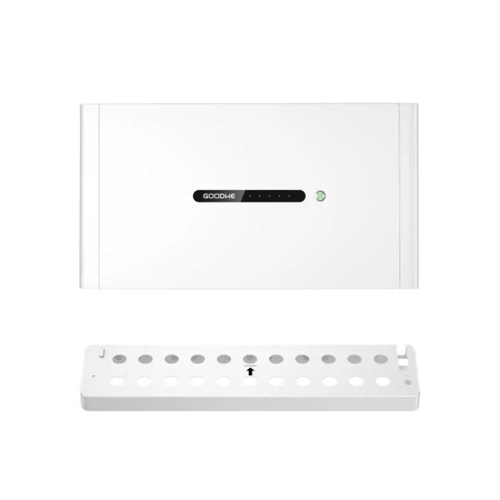 Weißes Gehäuse mit schwarzem Display und LED-Anzeige, unterhalb eine Halterung mit kreisförmigen Aussparungen, Produkt von GoodWe, geeignet für ein Batteriesystem.