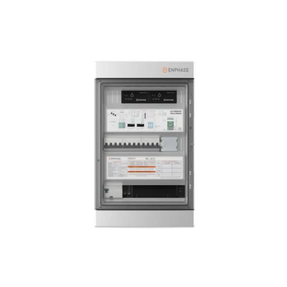 Enphase IQ Combiner mit mehreren Anschlussklemmen und digitalen Anzeigen, untergebracht in einem schlichten Gehäuse.