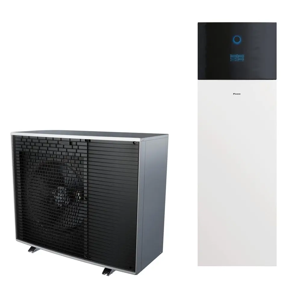 Daikin Wärmepumpe in zwei Einheiten: an einem kompakten Außengerät mit schwarzem Gitter und einem vertikalen, weißen Innengerät mit digitalem Display.