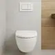 Geberit Sigma 20 Drückerplatte in Weiß und Chrom über einem Wand-WC.