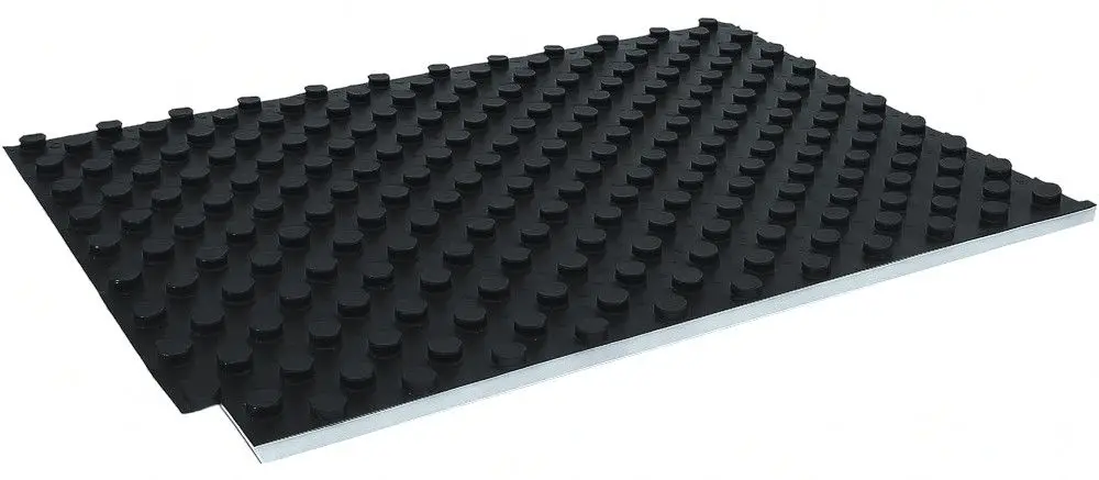 Noppenplatte Premium 14-17 mm zur Fußbodenheizung, schwarze Oberfläche mit Noppen auf silberner Trägerplatte.