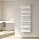 Ein weißer Badheizkörper Credo Half flat von Kermi an einer weißen Wand in einem Badezimmer.