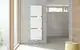 Ein weißer Kermi Tano Bad- und Wohnheizkörper an einer grauen Betonwand in einem modernen Badezimmer.