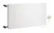 Kermi x-flair Line Wärmepumpen-Kompaktheizkörper, Typ 33, weiß, mit horizontalen Linien und seitlichen Anschlüssen, an eine Steckdose angeschlossen.