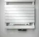 Ein weißer Kermi Bad- und Wohnheizkörper Aster Blower Mix hängt an einer Wand. Die Abmessungen sind 1169x500x95 mm. Die Wärmeleistung beträgt 564 Watt.